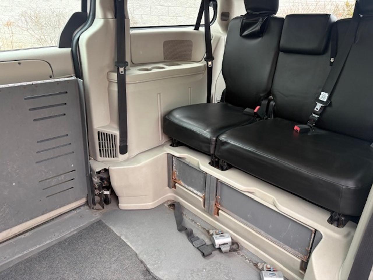 2014 Dodge Grand Caravan BRAUNABILITY WHEEL CHAIR ACCESSIBLE Photo