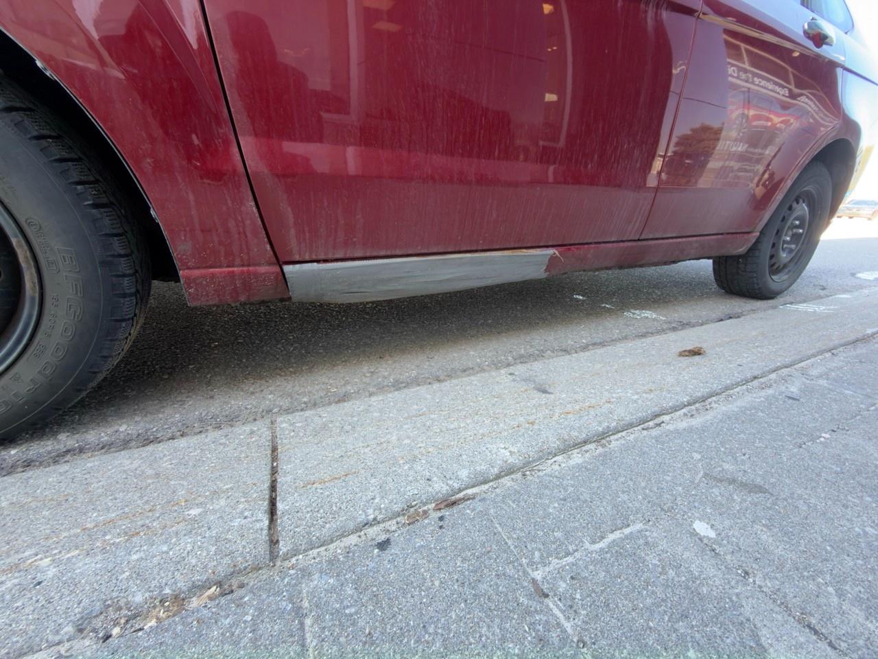 2010 Ford Focus SANGRIA RED METALLIC | CHARCOAL BLACK CLOTH SEAT TRIM | 2.0L DOHC I4 DURATEC ENG | 4-SPEED A/T W/OD Photo