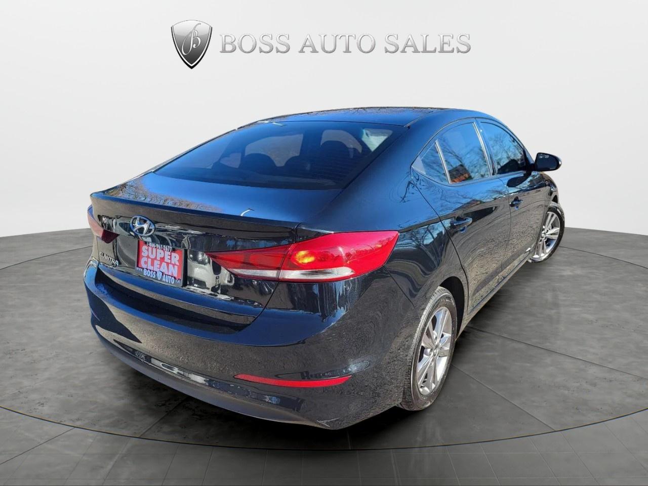2017 Hyundai Elantra LE Photo4