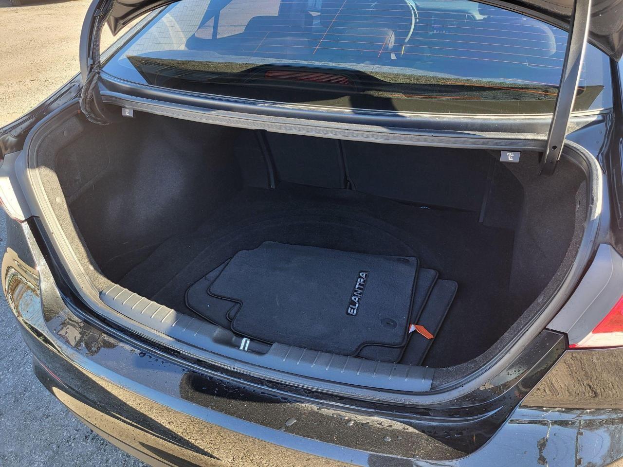 2017 Hyundai Elantra LE Photo