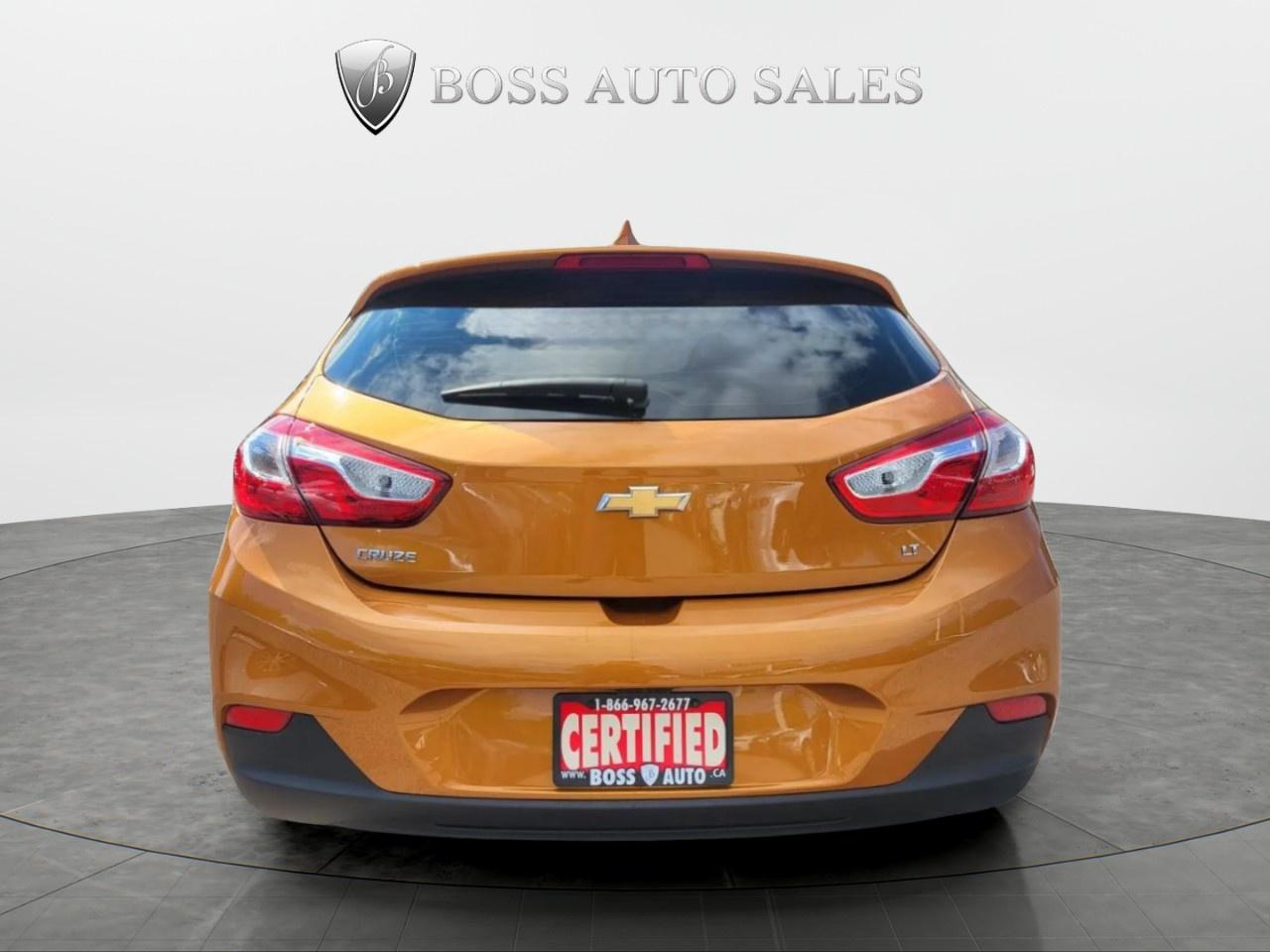 2017 Chevrolet Cruze 2LT Hatchback Photo3
