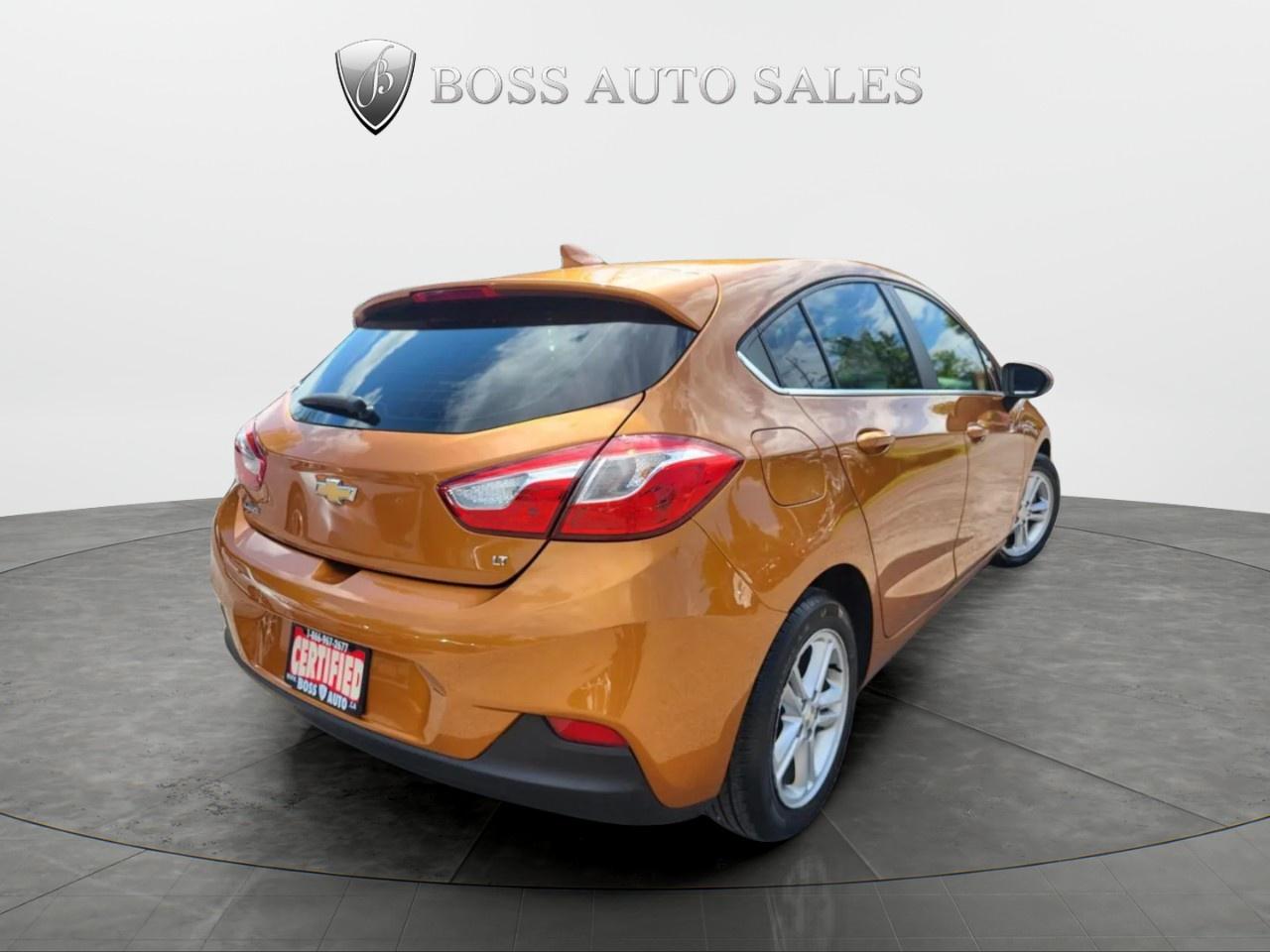 2017 Chevrolet Cruze 2LT Hatchback Photo4
