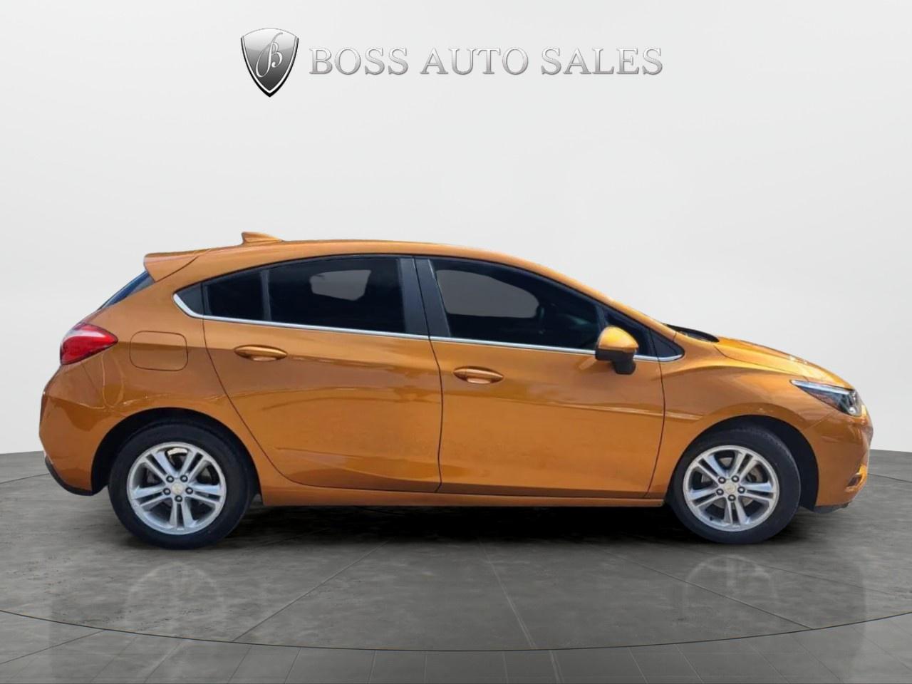 2017 Chevrolet Cruze 2LT Hatchback Photo