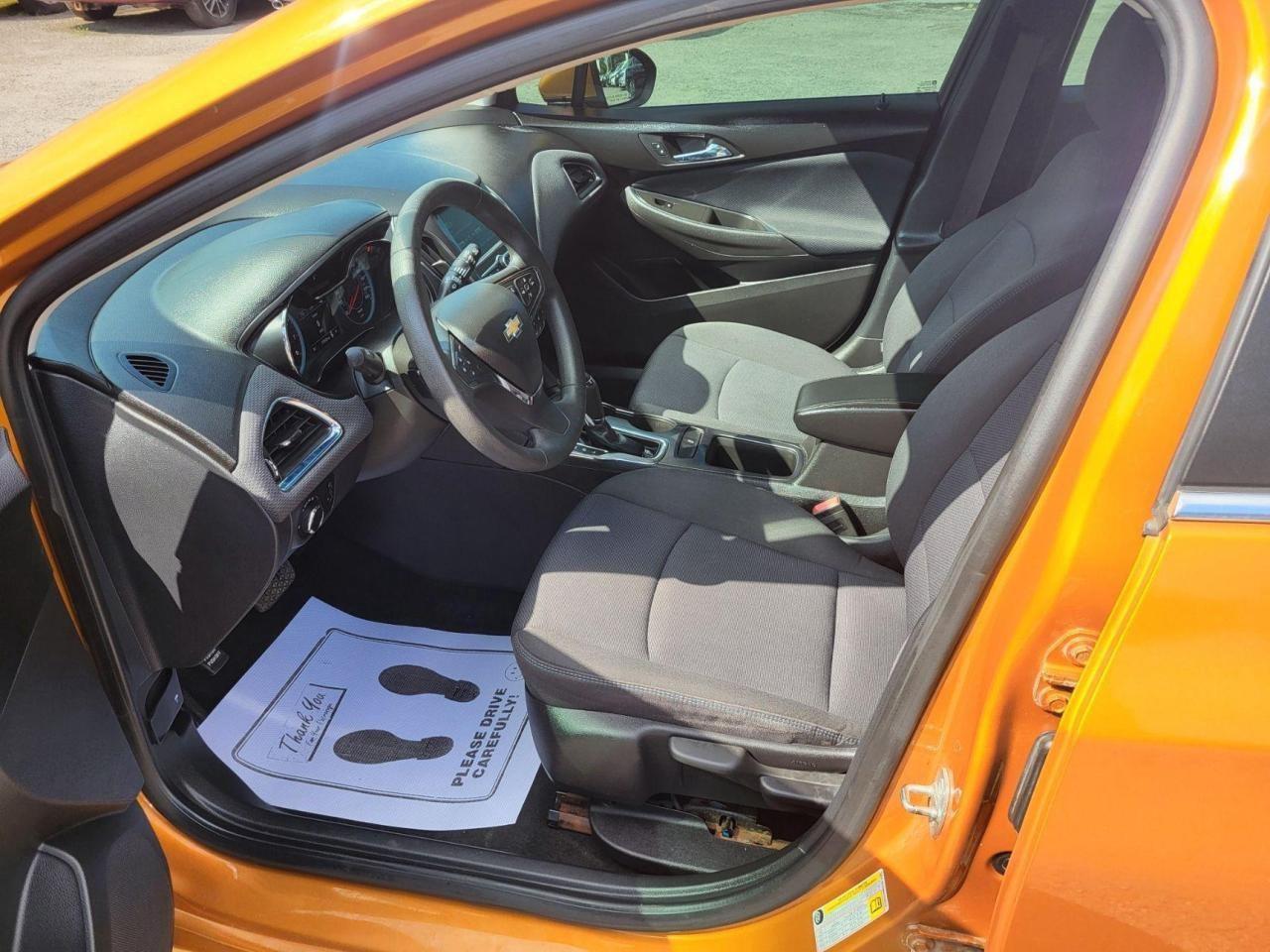 2017 Chevrolet Cruze 2LT Hatchback Photo