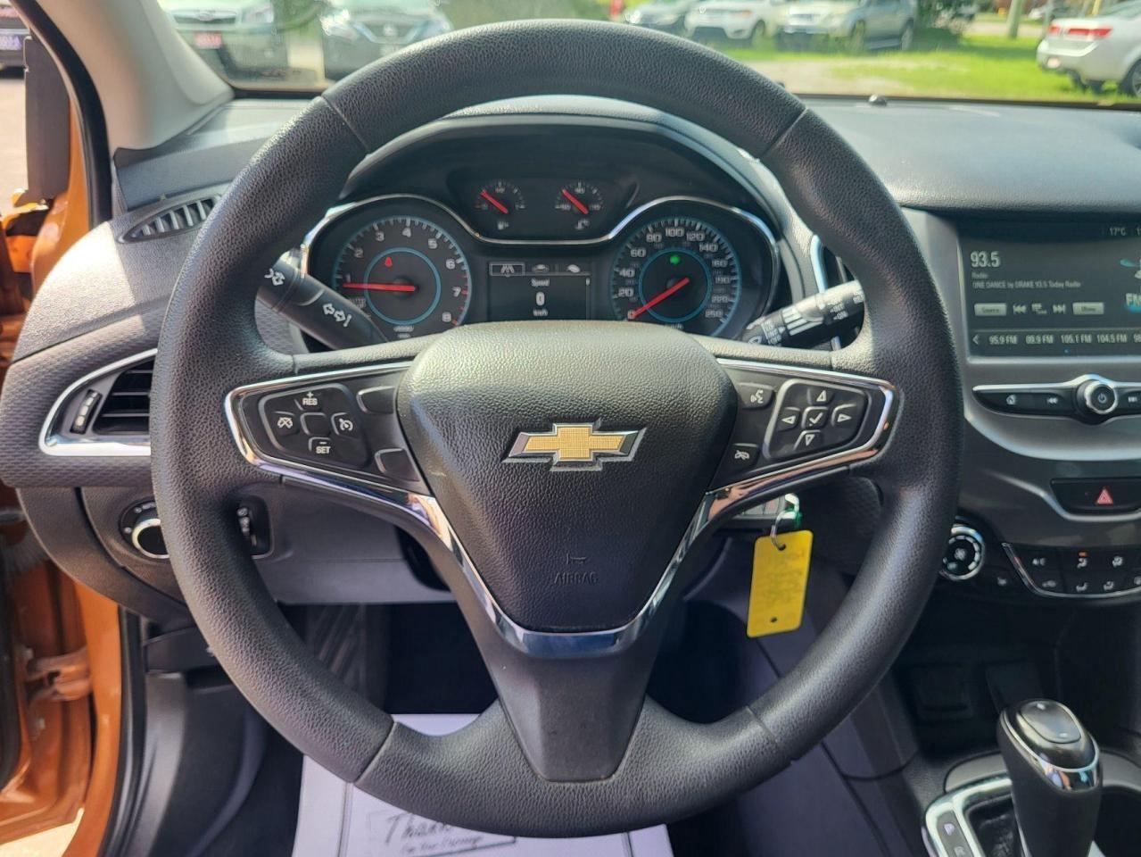 2017 Chevrolet Cruze 2LT Hatchback Photo