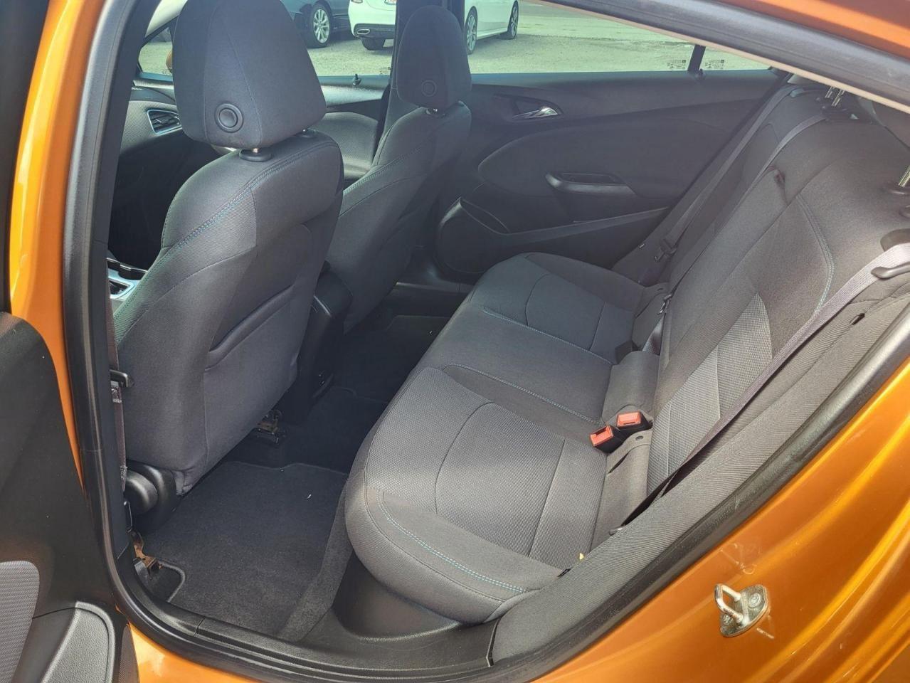 2017 Chevrolet Cruze 2LT Hatchback Photo
