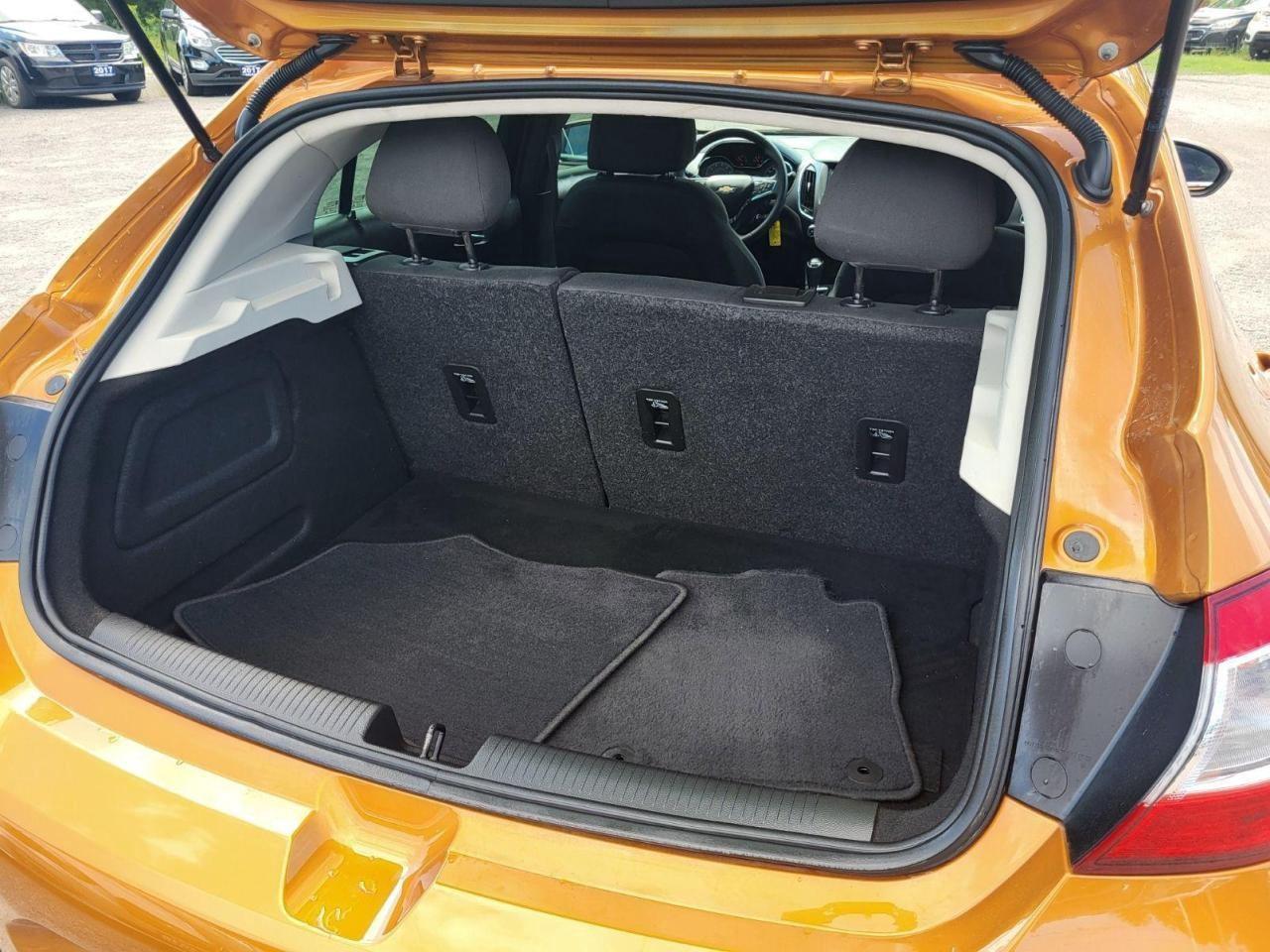 2017 Chevrolet Cruze 2LT Hatchback Photo