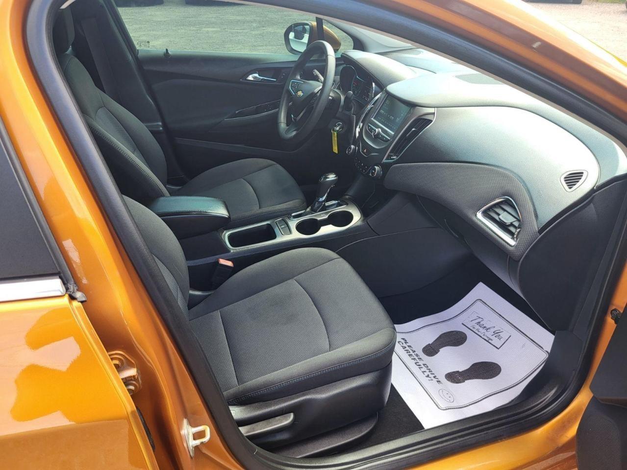 2017 Chevrolet Cruze 2LT Hatchback Photo