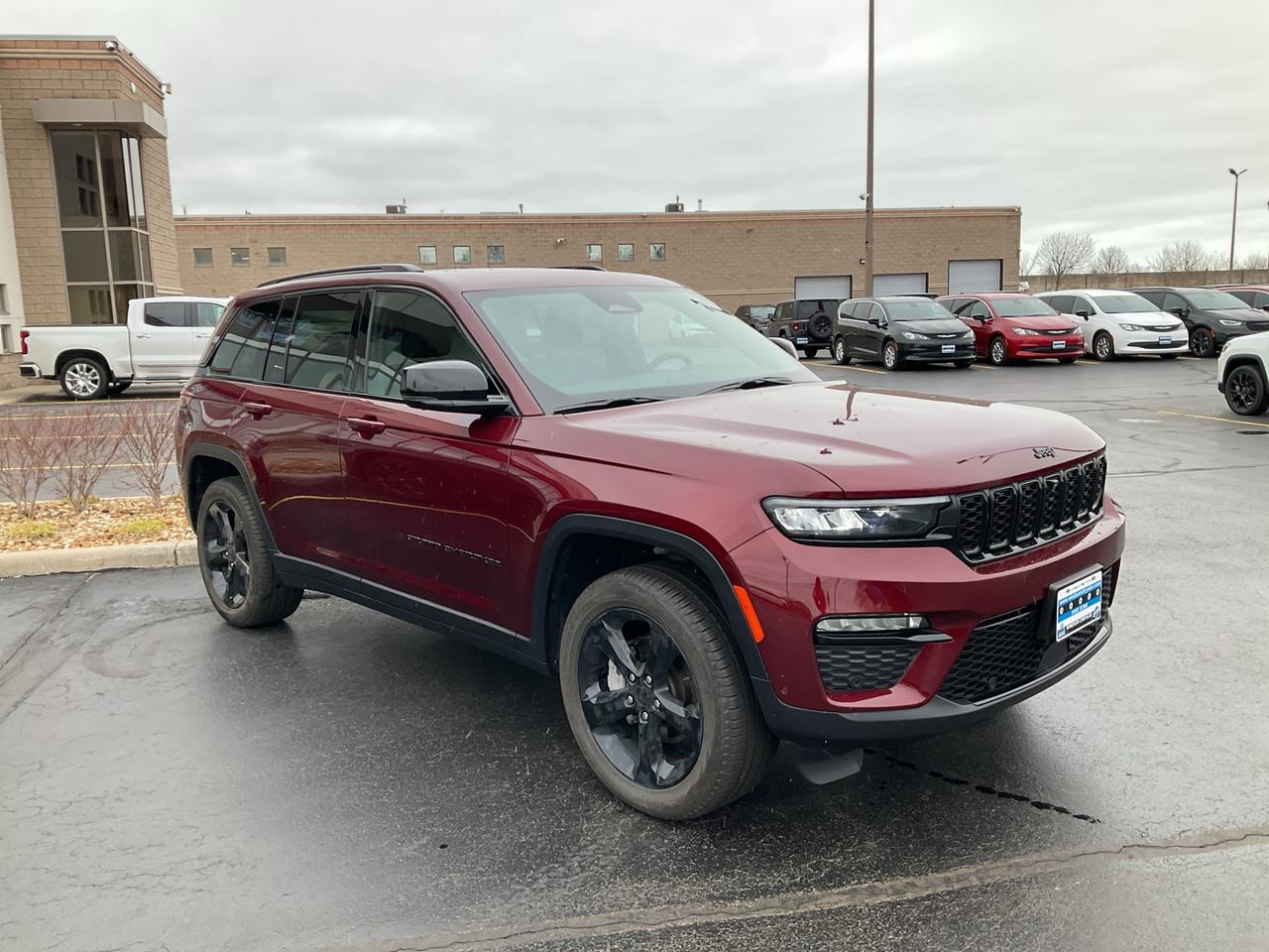 2025 Jeep Grand Cherokee NAV / 4X4 / LEATHER / HTD SEATS Photo2