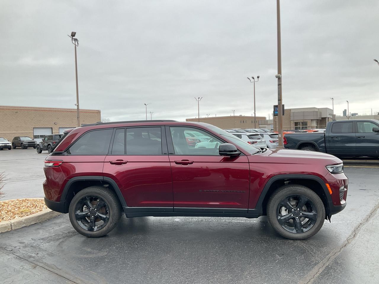 2025 Jeep Grand Cherokee NAV / 4X4 / LEATHER / HTD SEATS Photo