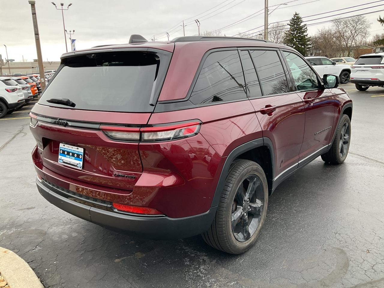 2025 Jeep Grand Cherokee NAV / 4X4 / LEATHER / HTD SEATS Photo