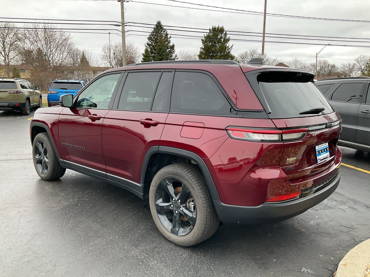 2025 Jeep Grand Cherokee NAV / 4X4 / LEATHER / HTD SEATS Photo