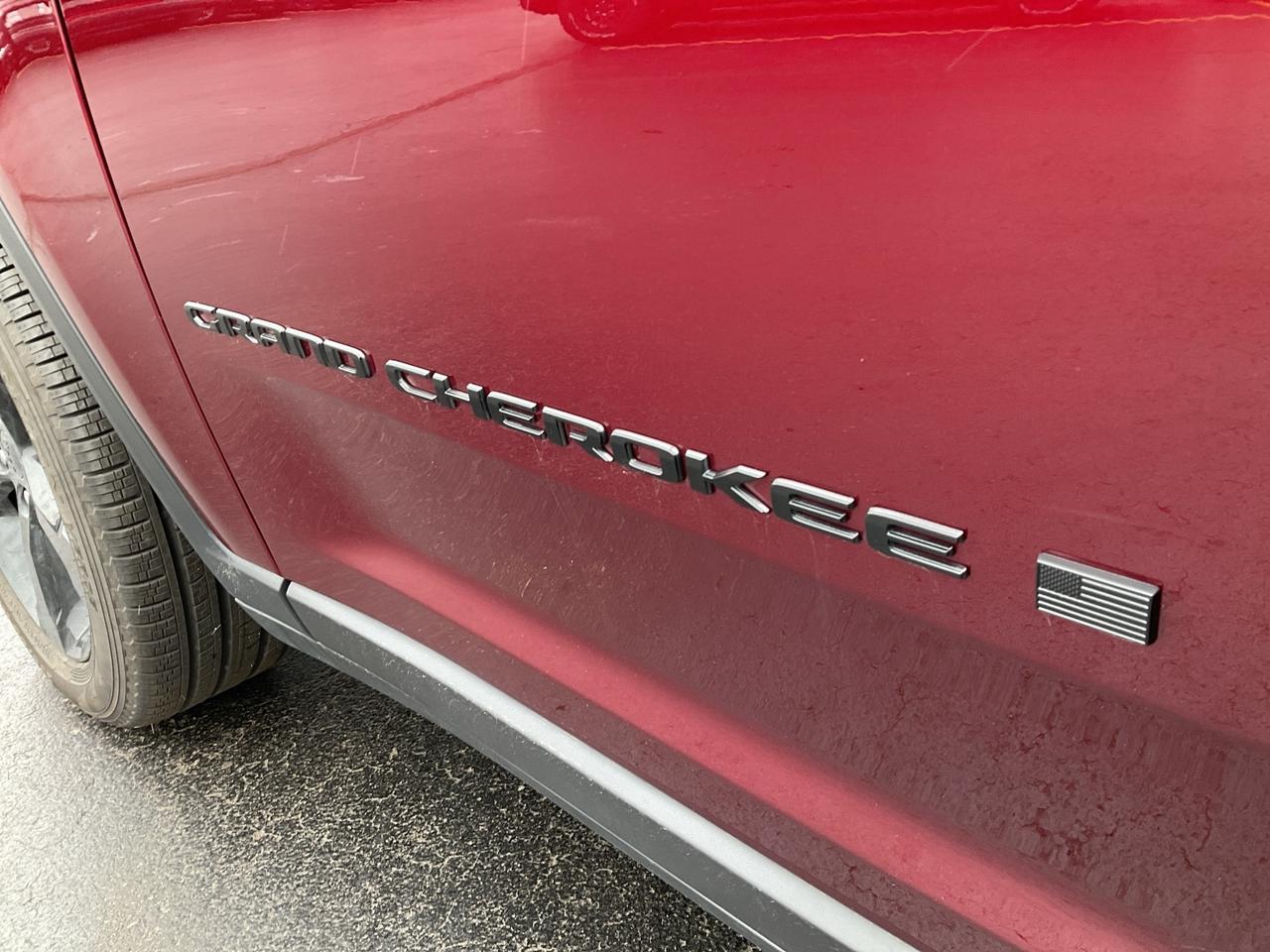 2025 Jeep Grand Cherokee NAV / 4X4 / LEATHER / HTD SEATS Photo