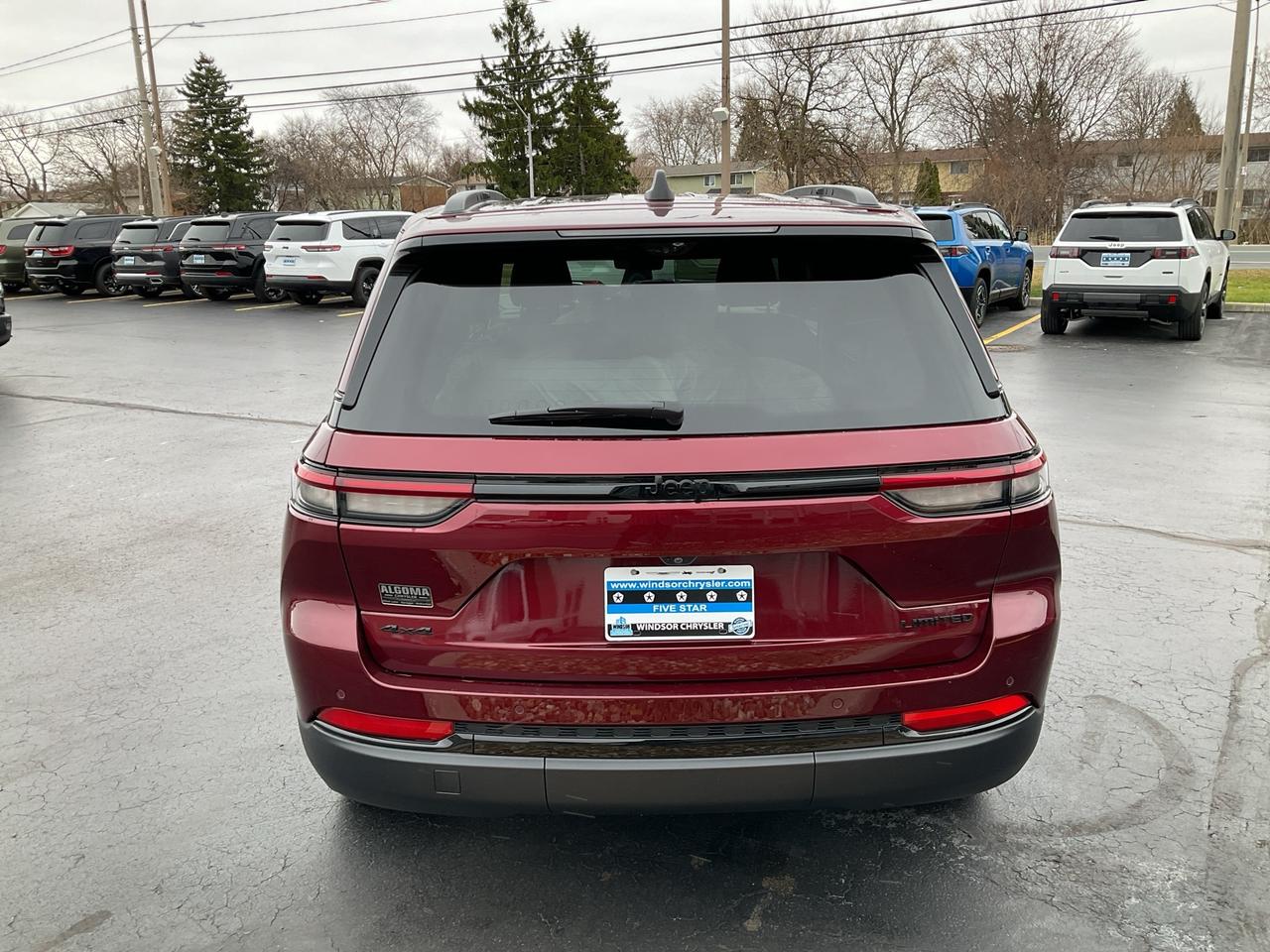 2025 Jeep Grand Cherokee NAV / 4X4 / LEATHER / HTD SEATS Photo