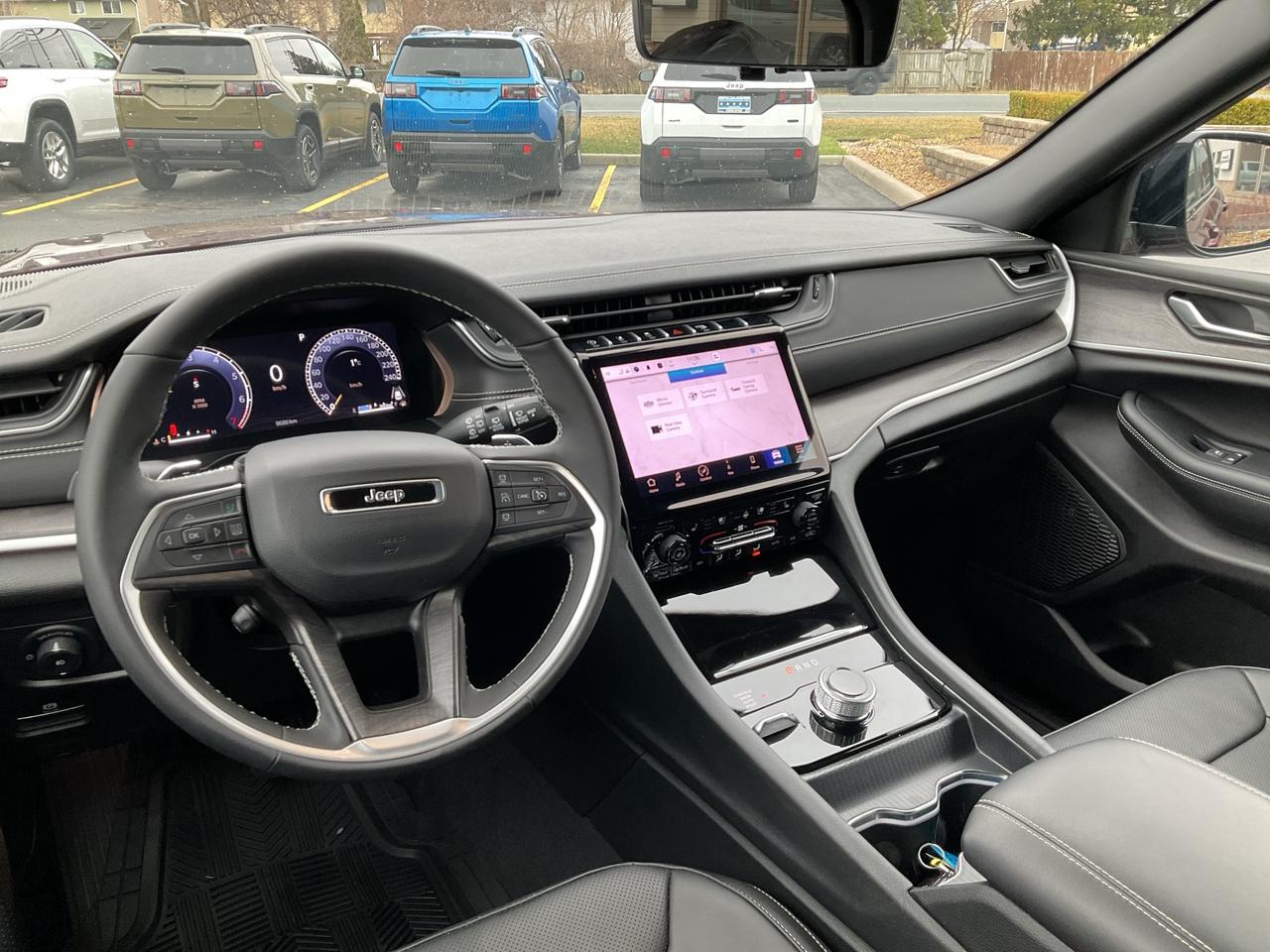 2025 Jeep Grand Cherokee NAV / 4X4 / LEATHER / HTD SEATS Photo