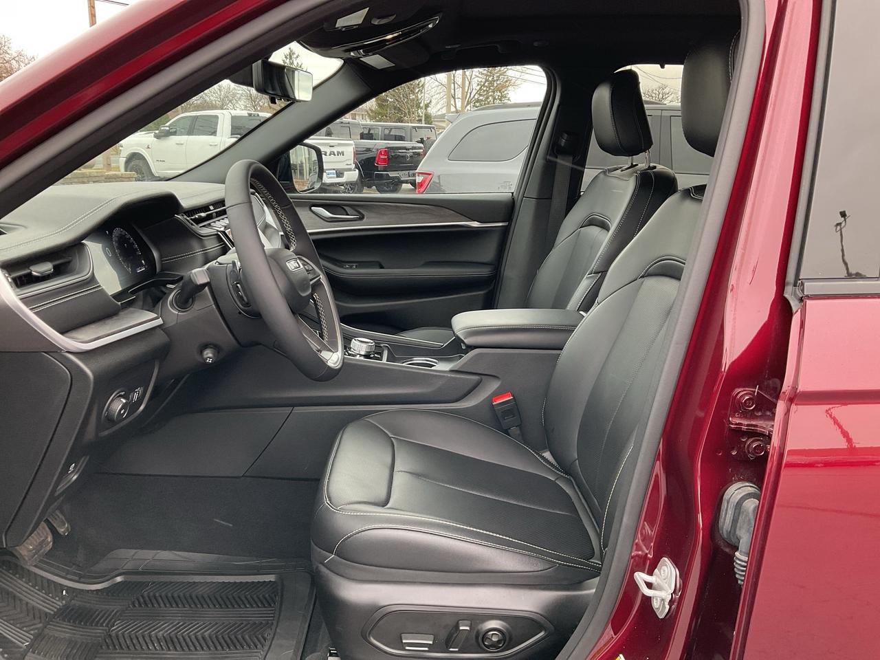 2025 Jeep Grand Cherokee NAV / 4X4 / LEATHER / HTD SEATS Photo