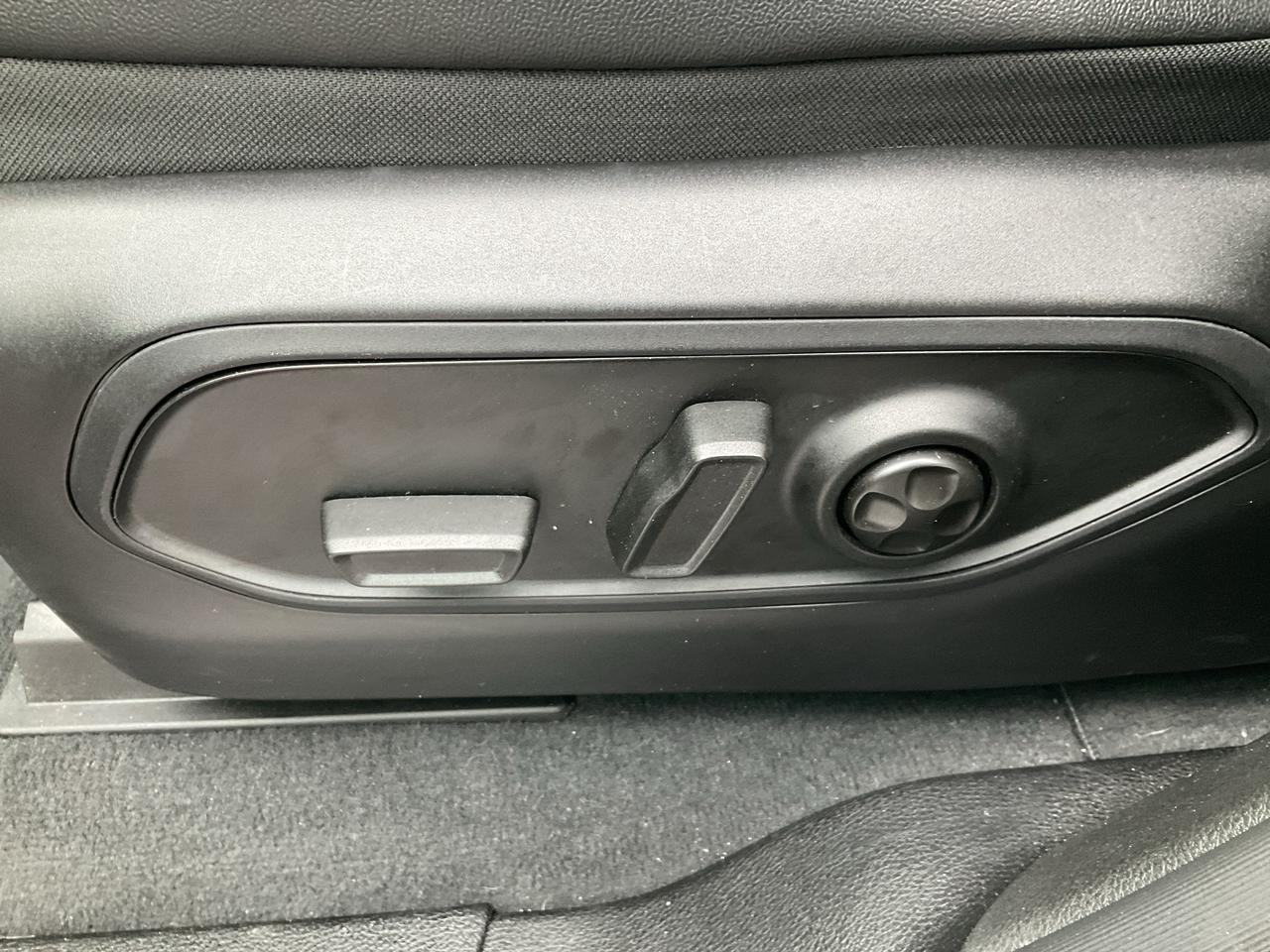 2025 Jeep Grand Cherokee NAV / 4X4 / LEATHER / HTD SEATS Photo