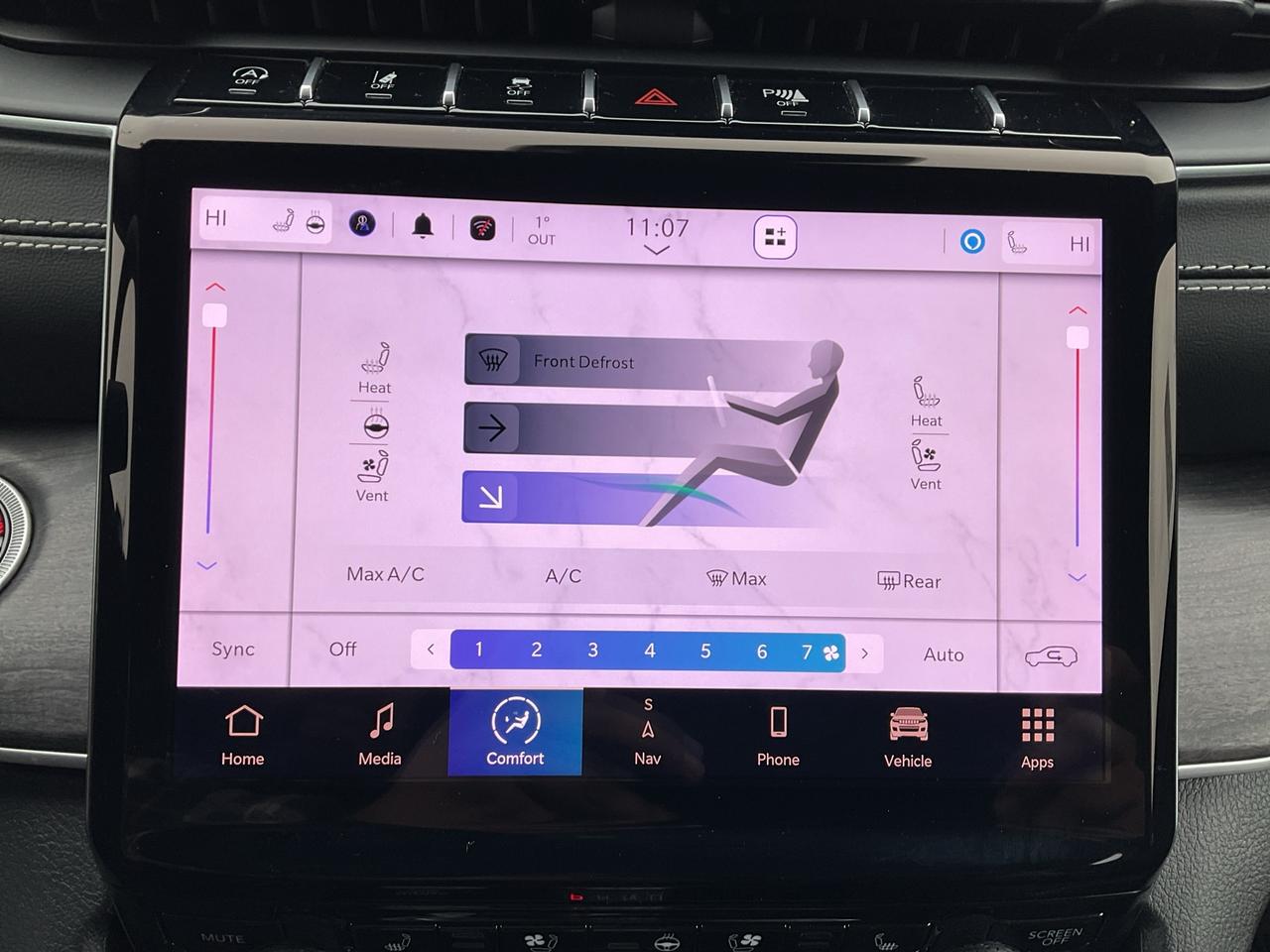 2025 Jeep Grand Cherokee NAV / 4X4 / LEATHER / HTD SEATS Photo