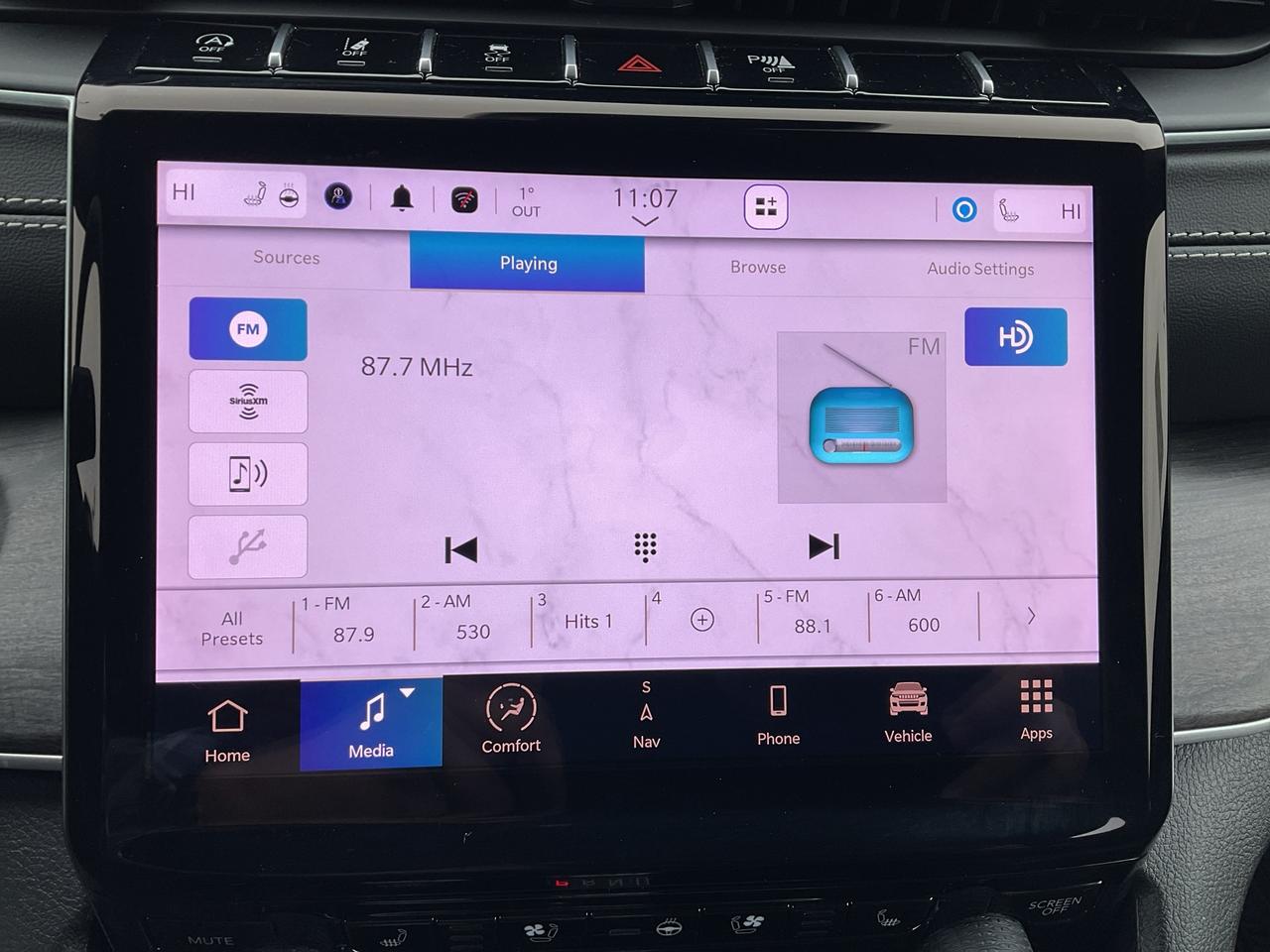 2025 Jeep Grand Cherokee NAV / 4X4 / LEATHER / HTD SEATS Photo