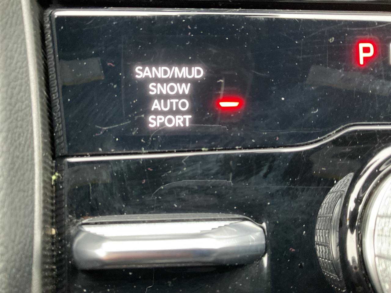 2025 Jeep Grand Cherokee NAV / 4X4 / LEATHER / HTD SEATS Photo