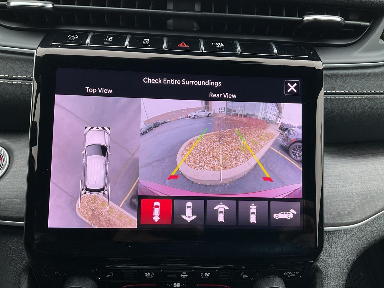 2025 Jeep Grand Cherokee NAV / 4X4 / LEATHER / HTD SEATS Photo