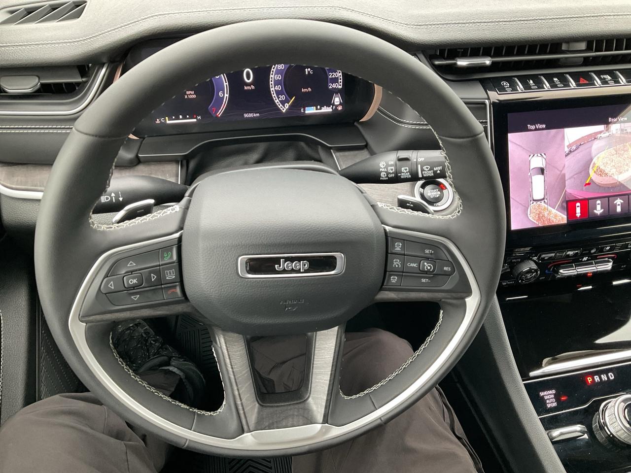 2025 Jeep Grand Cherokee NAV / 4X4 / LEATHER / HTD SEATS Photo