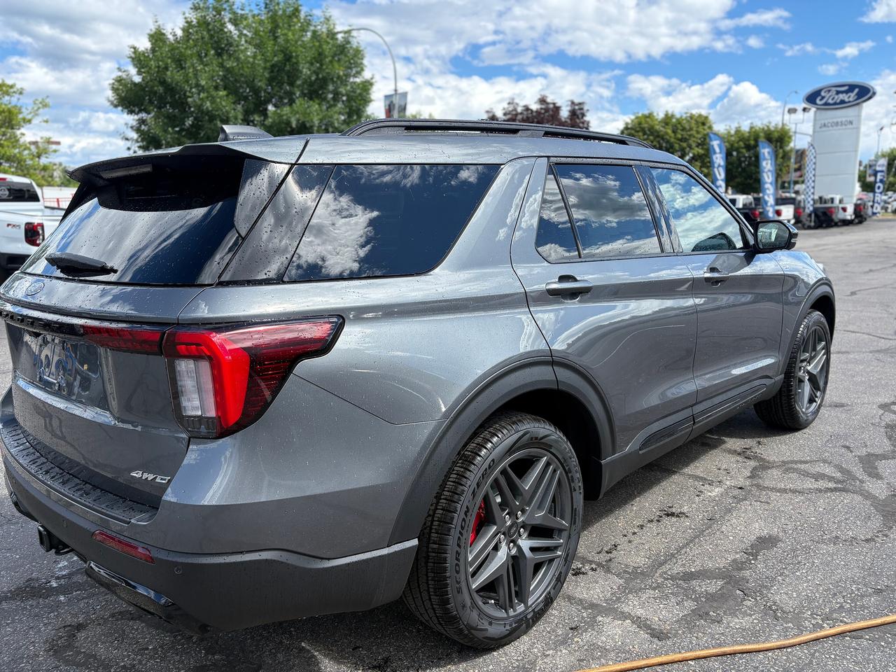 2026 Ford Explorer ST-Line Photo4