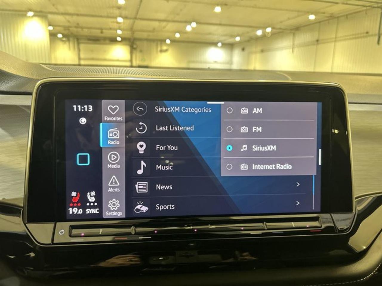 2025 Volkswagen Atlas Cross Sport Comfortline 4MOTION | No accidents Photo