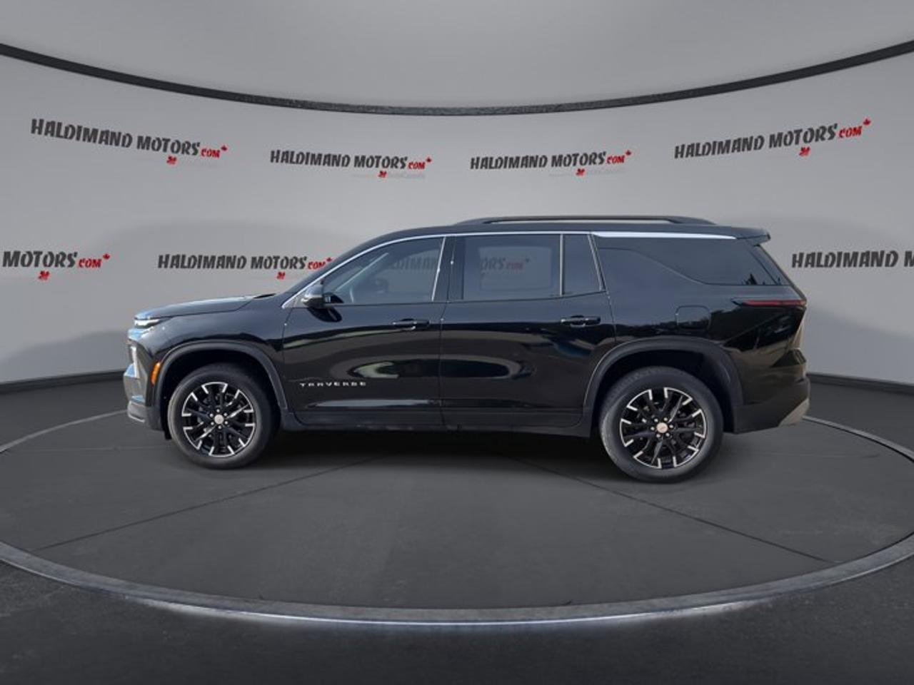 2025 Chevrolet Traverse LT AWD | One owner | No accidents |Leather | Panoramic Roof | Heated Steering Wheel Photo