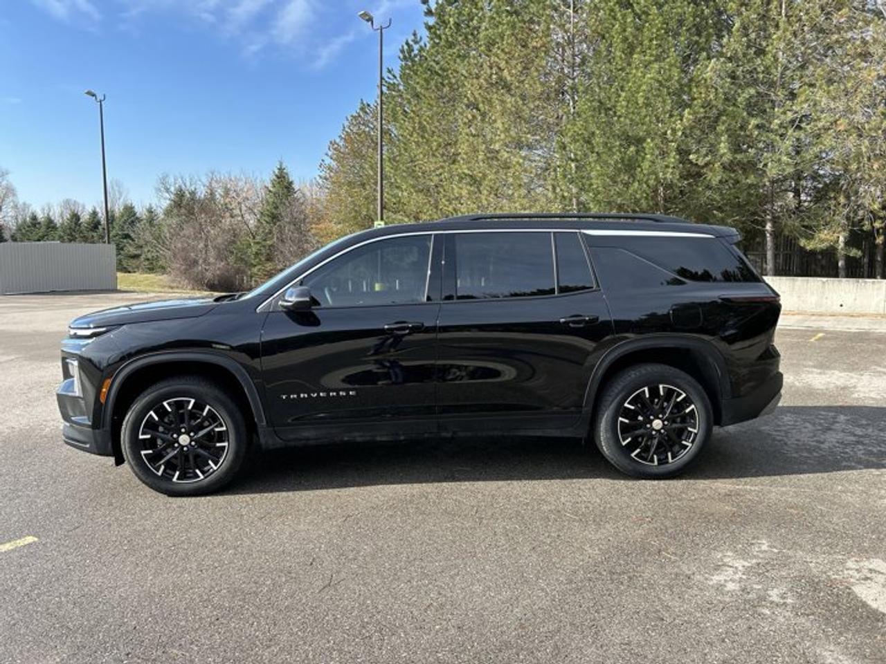 2025 Chevrolet Traverse LT AWD | One owner | No accidents |Leather | Panoramic Roof | Heated Steering Wheel Photo