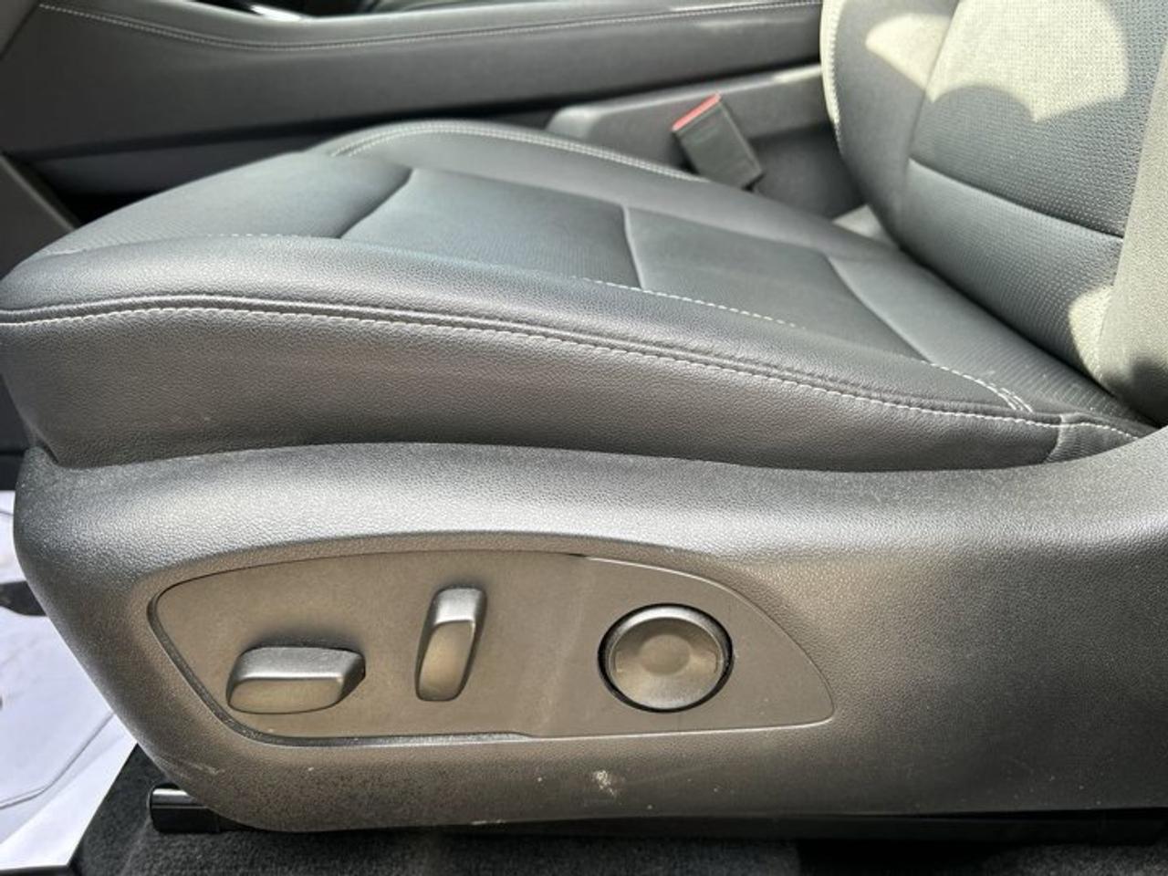 2025 Chevrolet Traverse LT AWD | One owner | No accidents |Leather | Panoramic Roof | Heated Steering Wheel Photo