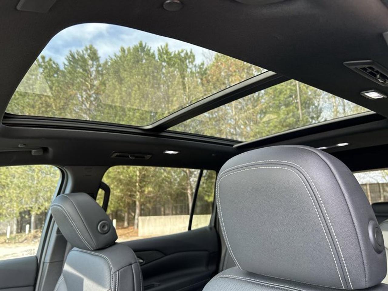 2025 Chevrolet Traverse LT AWD | One owner | No accidents |Leather | Panoramic Roof | Heated Steering Wheel Photo