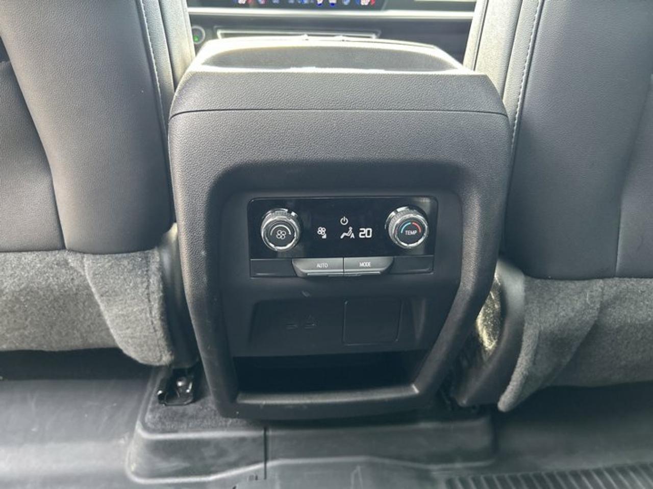 2025 Chevrolet Traverse LT AWD | One owner | No accidents |Leather | Panoramic Roof | Heated Steering Wheel Photo