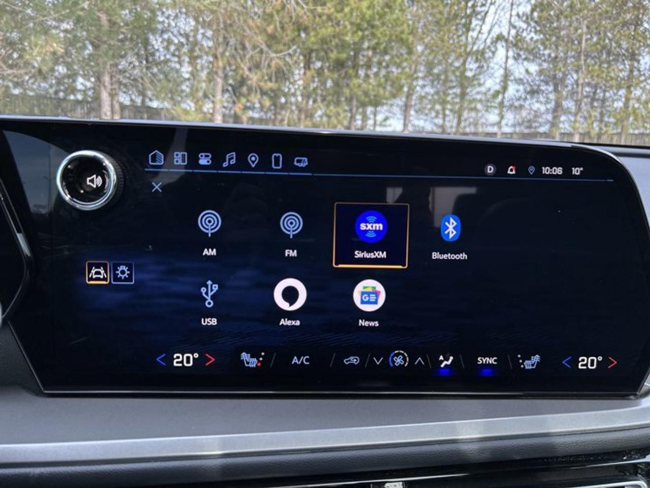 2025 Chevrolet Traverse LT AWD | One owner | No accidents |Leather | Panoramic Roof | Heated Steering Wheel Photo