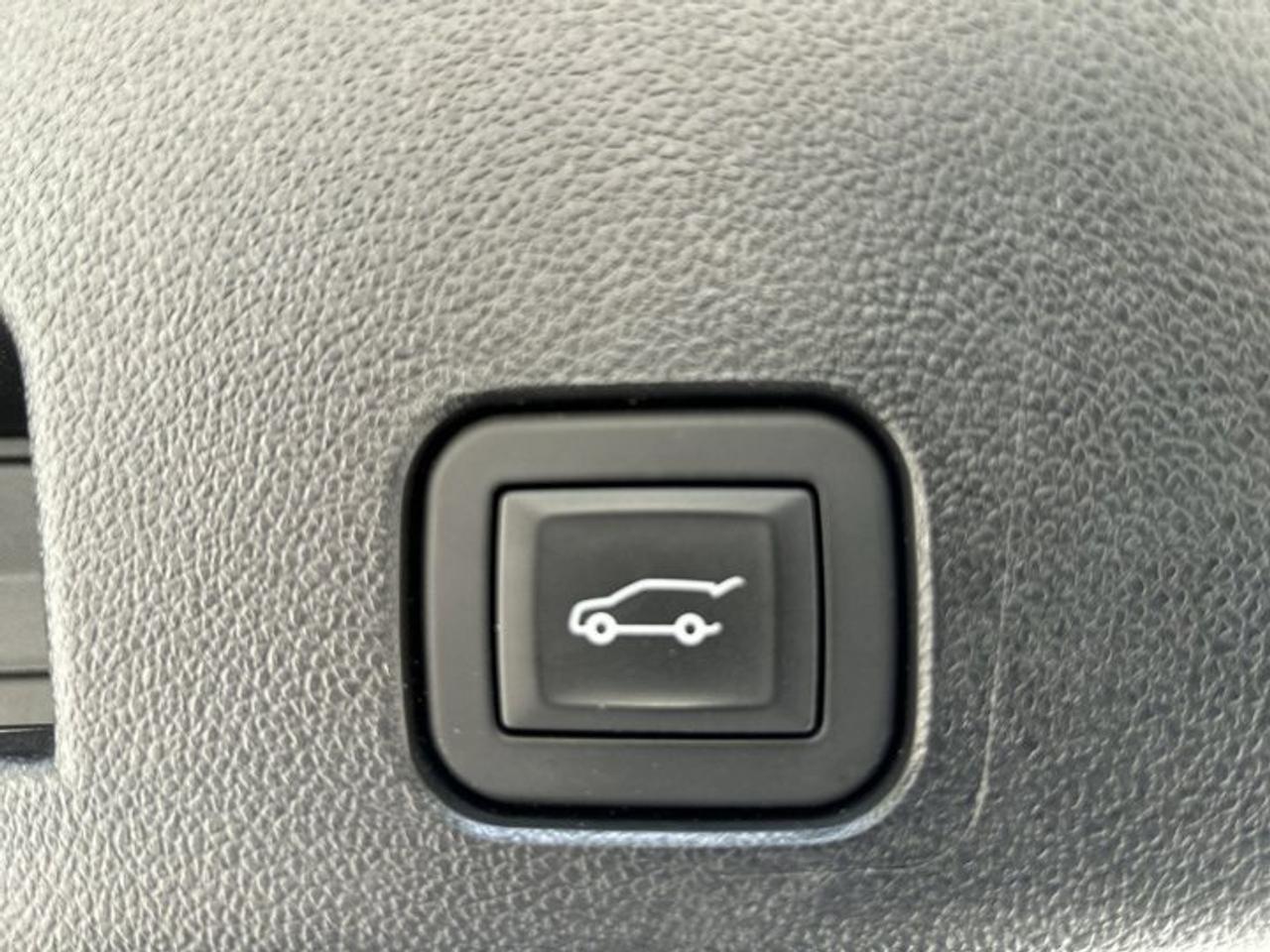 2025 Chevrolet Traverse LT AWD | One owner | No accidents |Leather | Panoramic Roof | Heated Steering Wheel Photo