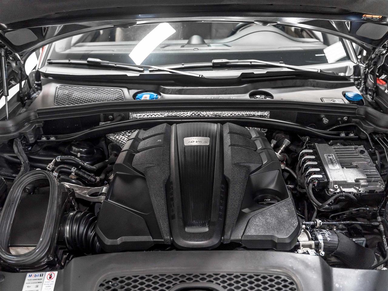 2019 Porsche Macan S|PREMIUM PLUS|2 SETS RIMS & TIRES|ACCIDENT FREE Photo