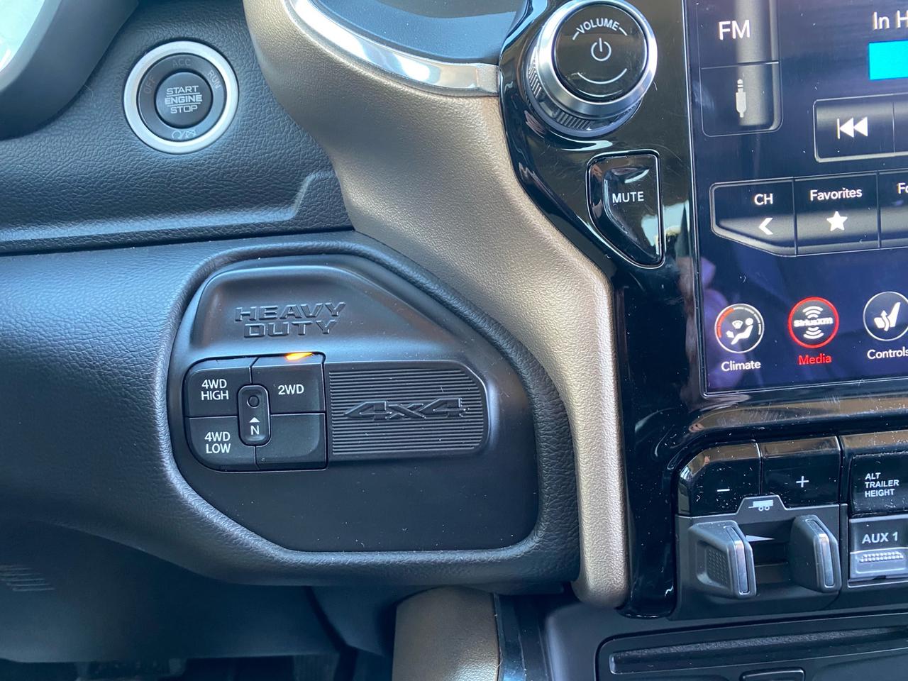 2019 RAM 2500 Laramie Crew Cab | Cummins Diesel | NAV | Sunroof | Commercial Leasing Available Photo