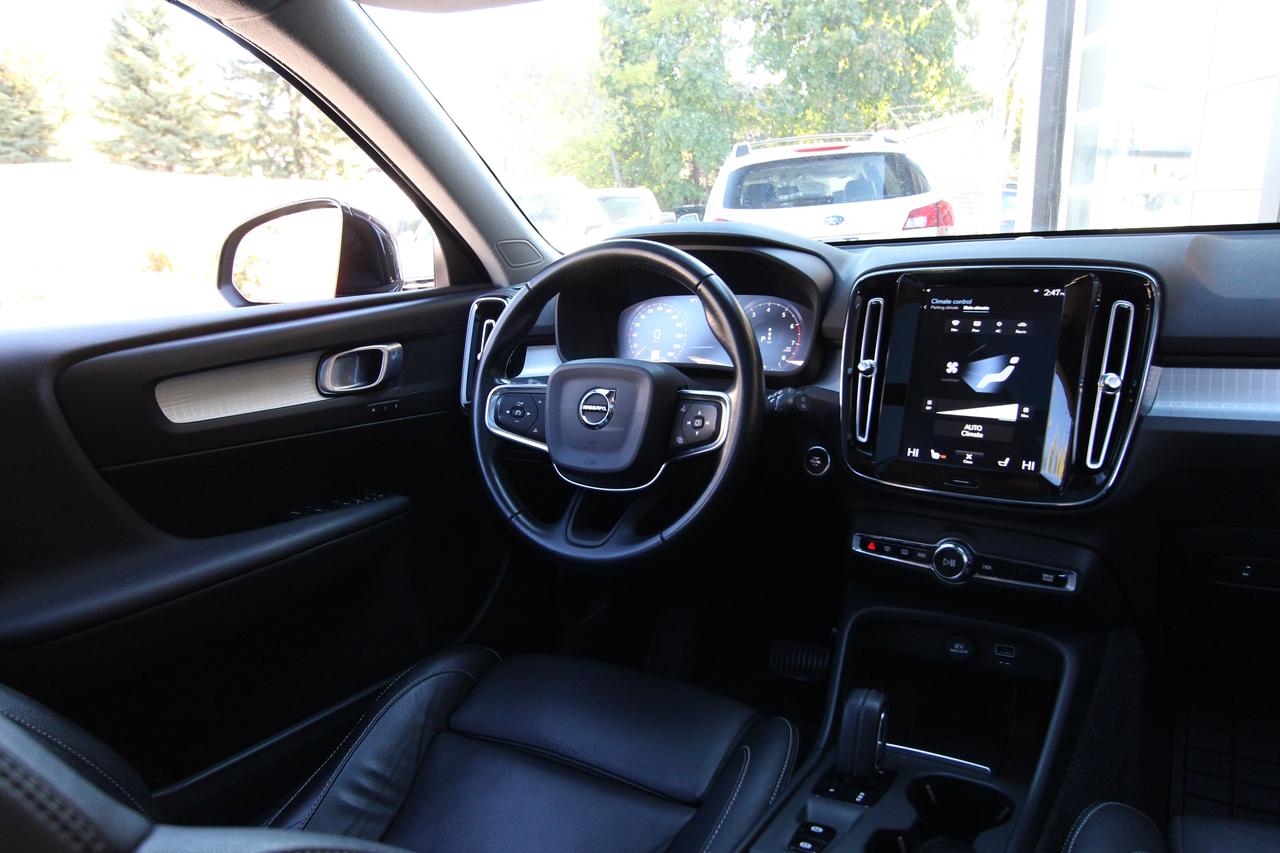 2020 Volvo XC40 T5 MOMENTUM - ALL WHEEL DRIVE Photo
