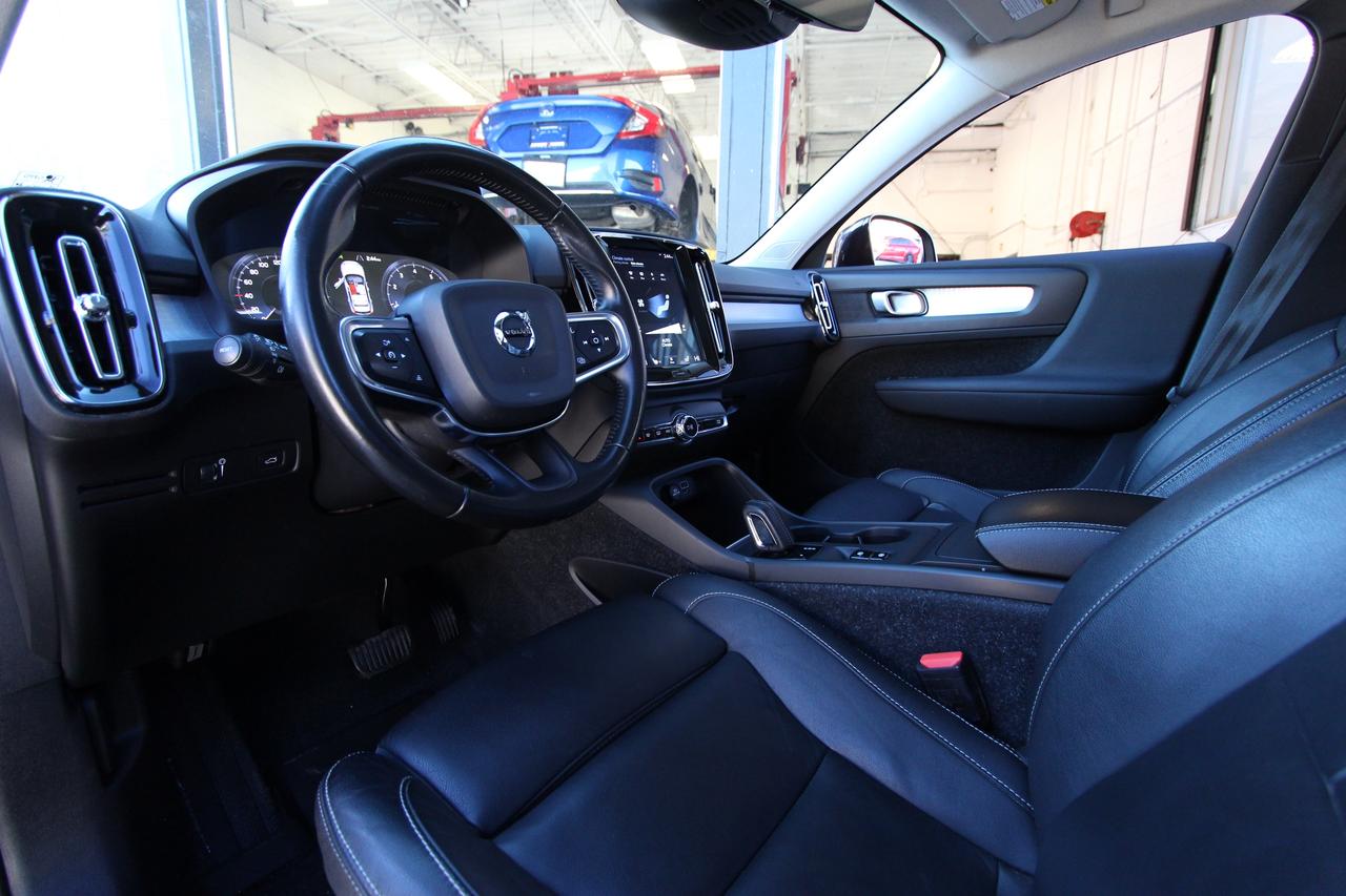 2020 Volvo XC40 T5 MOMENTUM - ALL WHEEL DRIVE Photo