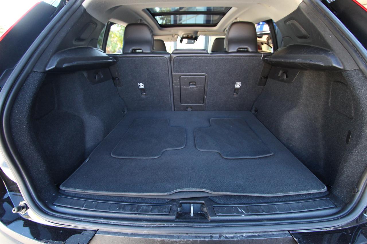 2020 Volvo XC40 T5 MOMENTUM - ALL WHEEL DRIVE Photo