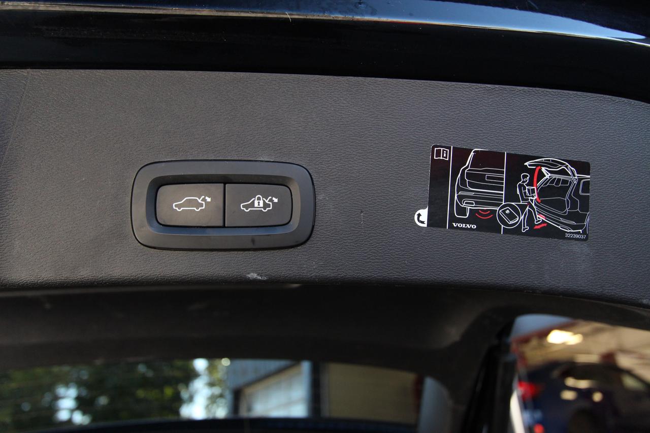 2020 Volvo XC40 T5 MOMENTUM - ALL WHEEL DRIVE Photo