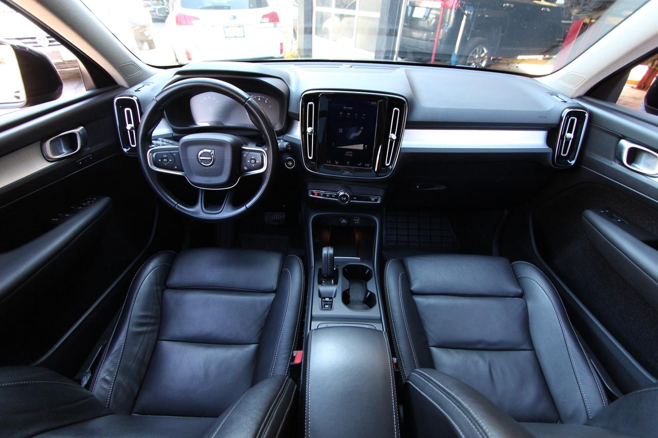 2020 Volvo XC40 T5 MOMENTUM - ALL WHEEL DRIVE Photo