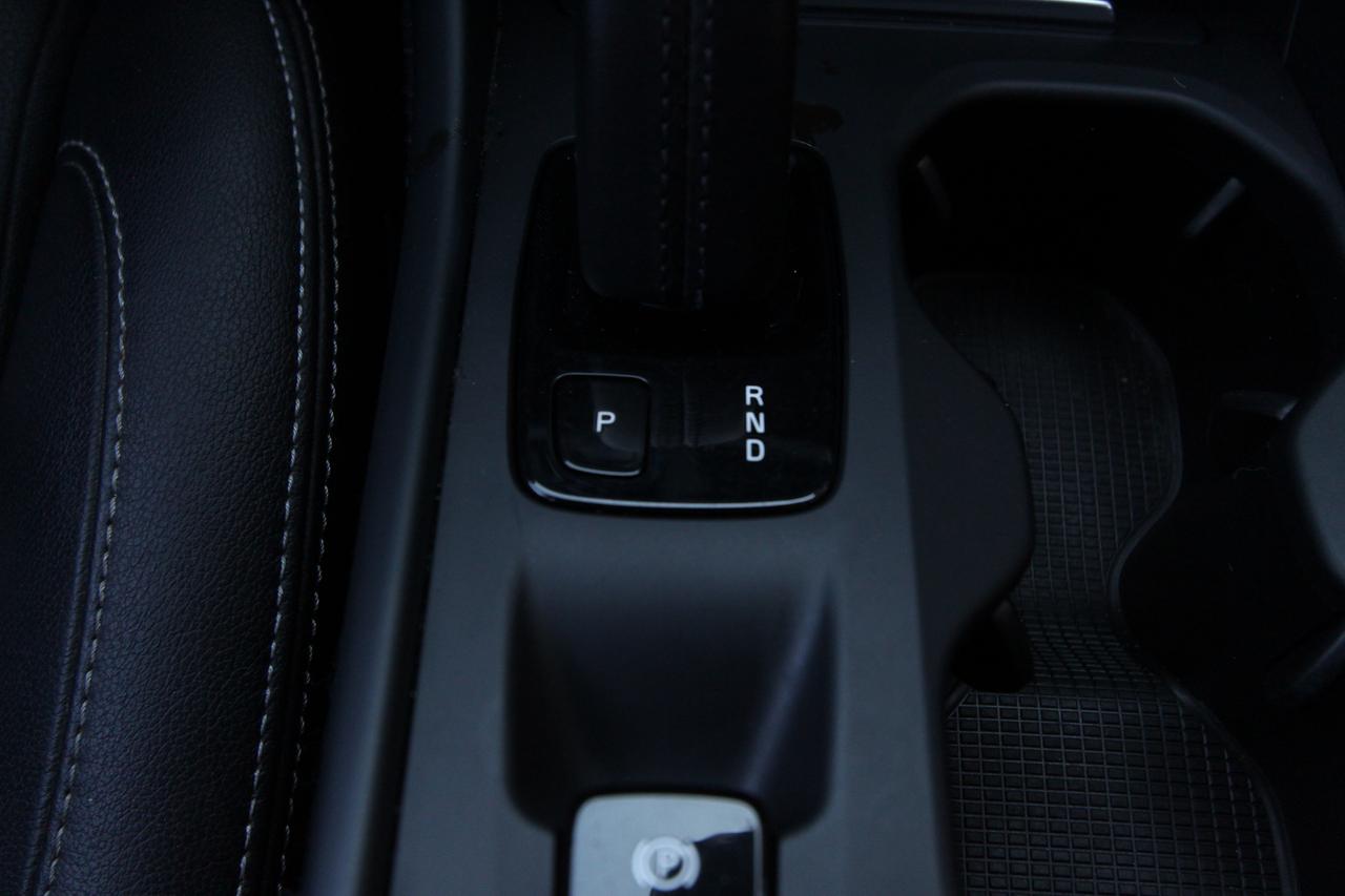 2020 Volvo XC40 T5 MOMENTUM - ALL WHEEL DRIVE Photo