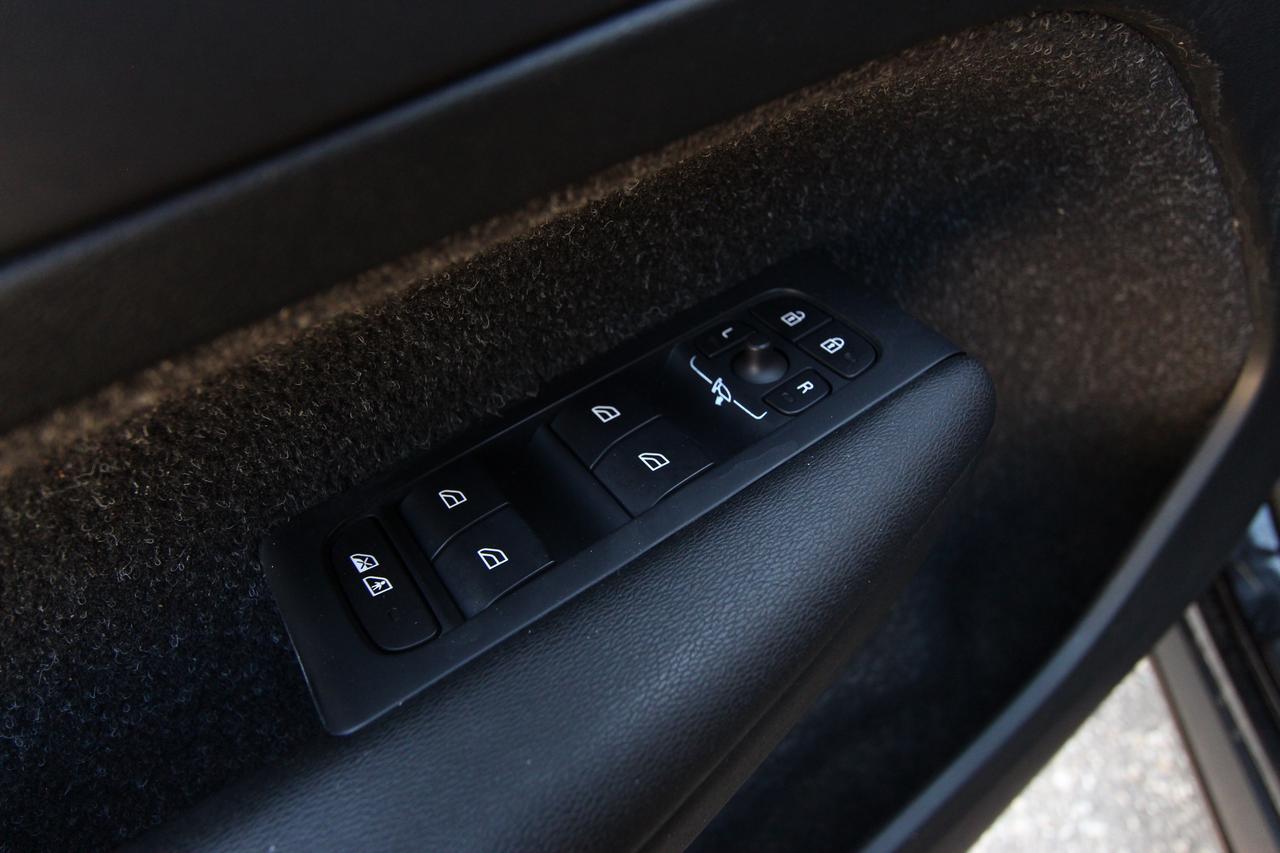 2020 Volvo XC40 T5 MOMENTUM - ALL WHEEL DRIVE Photo