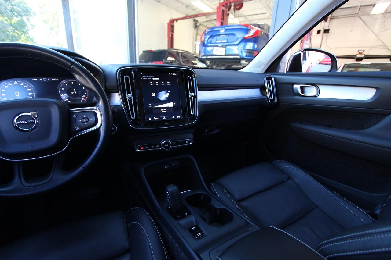 2020 Volvo XC40 T5 MOMENTUM - ALL WHEEL DRIVE Photo