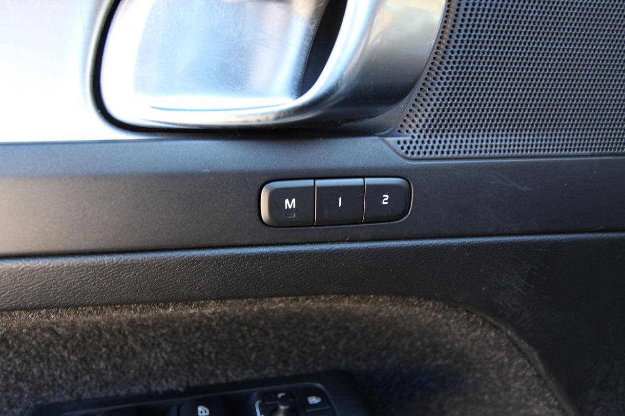 2020 Volvo XC40 T5 MOMENTUM - ALL WHEEL DRIVE Photo