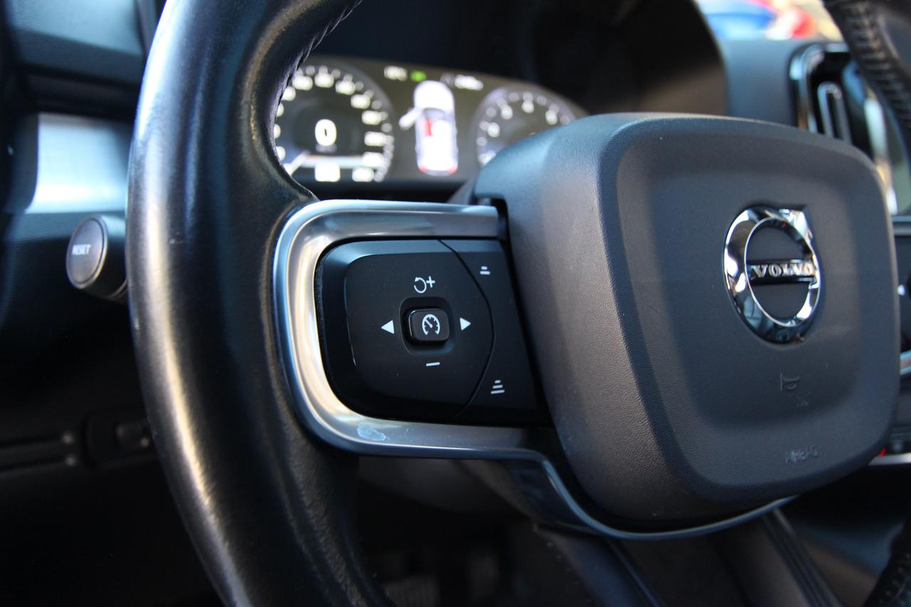 2020 Volvo XC40 T5 MOMENTUM - ALL WHEEL DRIVE Photo