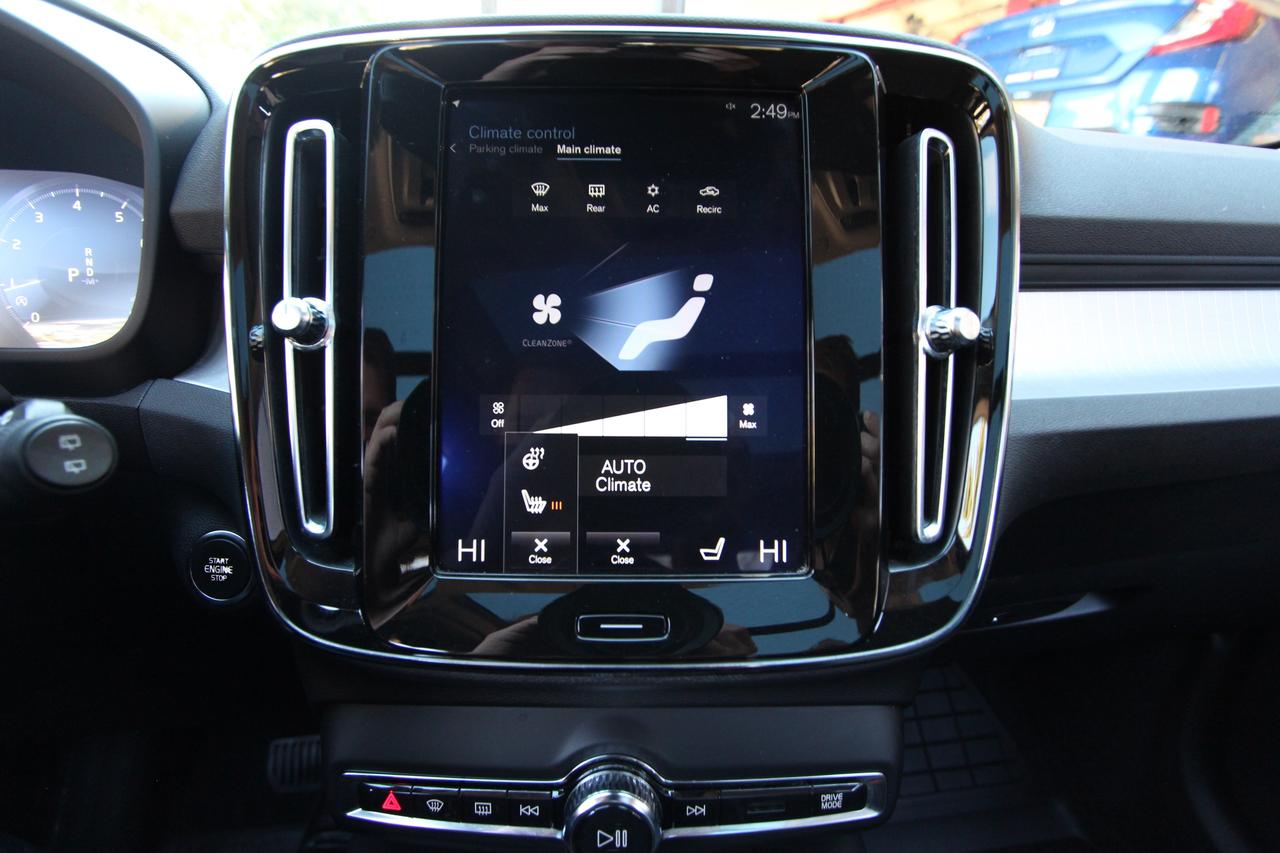 2020 Volvo XC40 T5 MOMENTUM - ALL WHEEL DRIVE Photo