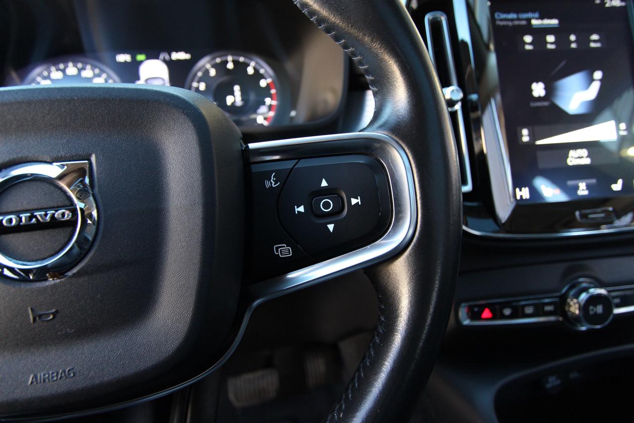 2020 Volvo XC40 T5 MOMENTUM - ALL WHEEL DRIVE Photo