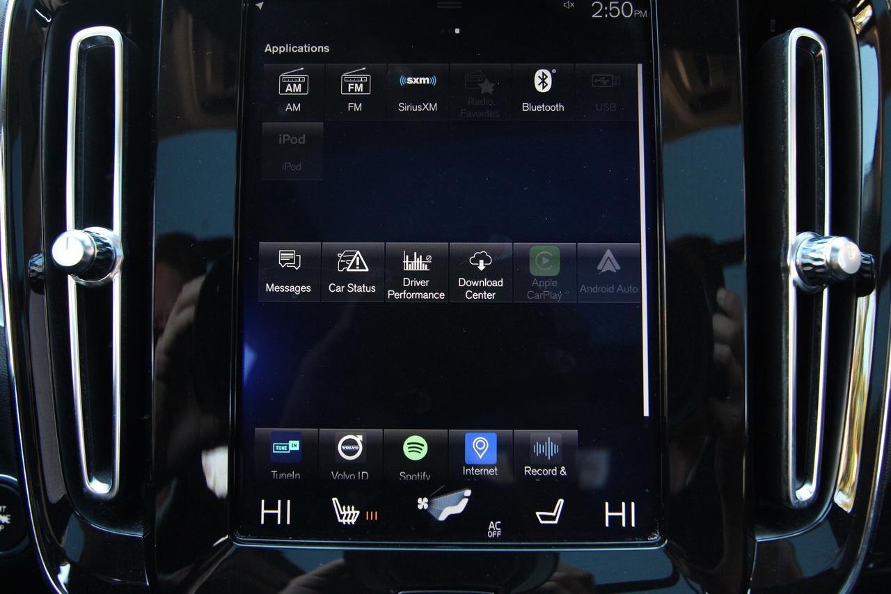 2020 Volvo XC40 T5 MOMENTUM - ALL WHEEL DRIVE Photo